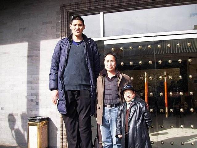 中國第一巨人趙亮，自然生長身高達到2.46米